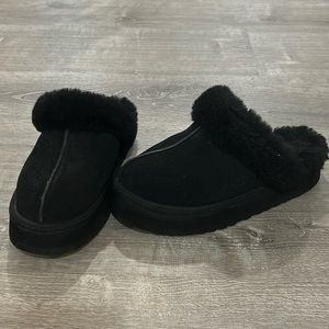 Women’s UGG platform slippers size 8